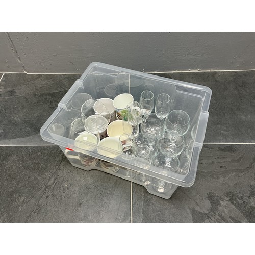 827 - Set of 6 White Wine Glasses, 2 Whisky Glasses, 5 Red Wine Glasses and a Selection of Mugs