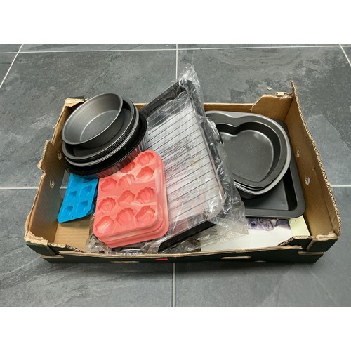 838 - A Selection of Kitchenware - Includes Silicon Molds, Baking Tins, Grill Trays, And More