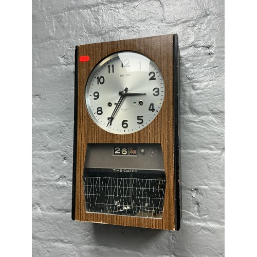A Seiko Mid-Century 30 Day Mechanical Wall Clock With Time-Dater, In Woodgrain Finish. Approx 43cm Tall. Working