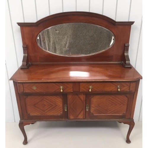 28 - A good quality mirror-backed sideboard. Bevelled mirror. 2 keys present.
Dimensions(cm) H143 W152 D6... 