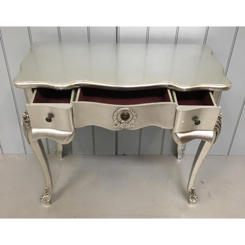 146 - A dressing table with cabriole legs. Silver painted, with 3 drawers.
Dimensions(cm) H78 W91 D45