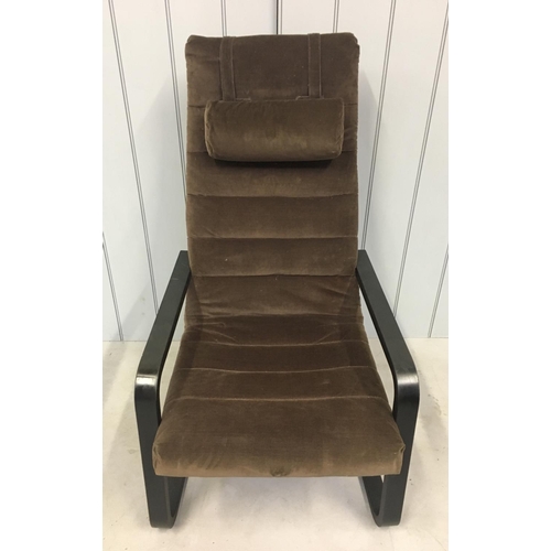 157 - A classic, tall-backed retro stressless armchair.
Upholstered in brown velvet.
Dimensions(cm) H110 W... 