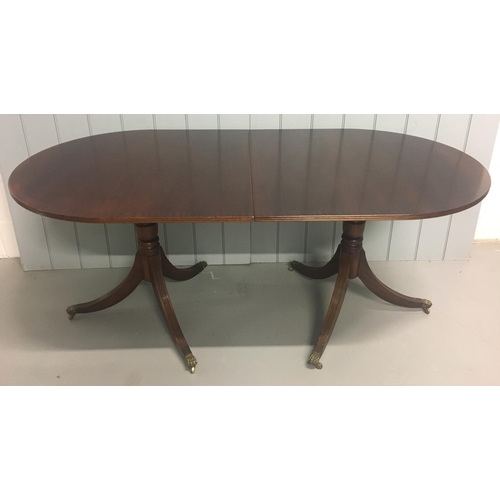 101 - An extending, large classic dining table.
Oval shaped, on twin pedestal legs and brass castors. Exte... 