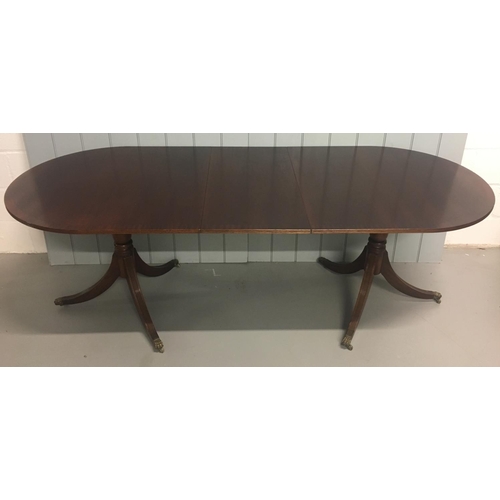 101 - An extending, large classic dining table.
Oval shaped, on twin pedestal legs and brass castors. Exte... 