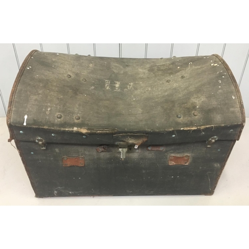 126 - A mixed lot of a vintage large trunk and vintage suitcase.
Dimensions(cm) (Trunk) H61 W82 D53
(Suitc... 