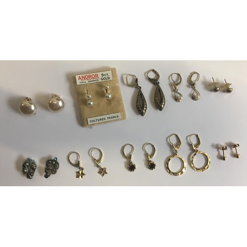 325 - A mixed lot of earrings (10 Pairs).
Includes 9ct Gold with pearl etc.