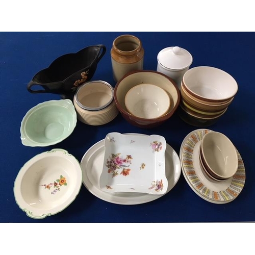 389 - A mixed lot of mainly ovenware. Includes casserole dishes, pie dishes, mixing bowls etc.