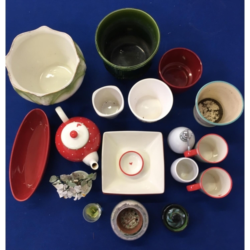 411 - A mixed lot of plates & kitchenware.