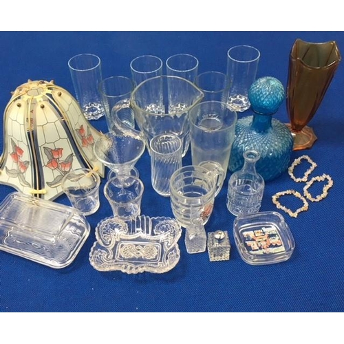 422 - A mixed lot of 25 pieces of glassware, to include a lampshade, decanter and vase.