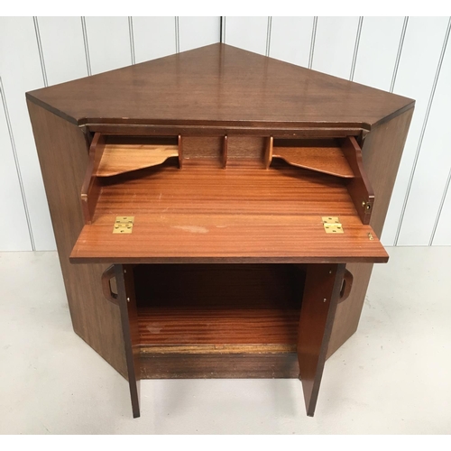 152 - A 1960s Edward Gomme for G-Plan Corner Bureau.
A real design classic.
Dimensions(cm) H84 W98 D67