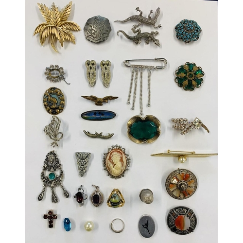 293 - A large selection of costume jewellery. Includes 32 items - brooches, rings etc.