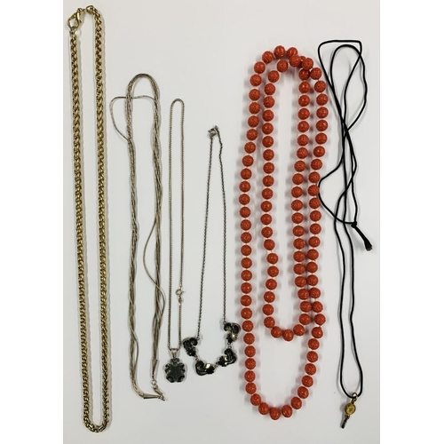 291 - A selection of 20 items of costume jewellery. Includes necklaces, bracelets & charms.