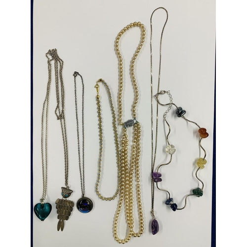 291 - A selection of 20 items of costume jewellery. Includes necklaces, bracelets & charms.