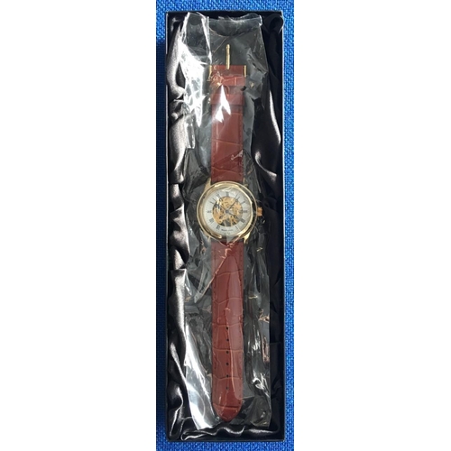 302 - A boxed quality gents watch by Mount Royal.
Appears unused.