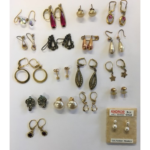 311 - A mixed lot of earrings (18 Pairs).
Includes 9ct Gold with pearl etc.