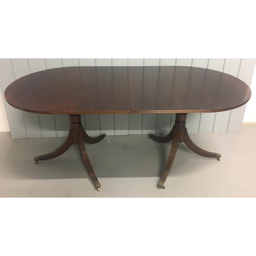 542 - An extending, large classic dining table.
Oval shaped, on twin pedestal legs and brass castors. Exte... 