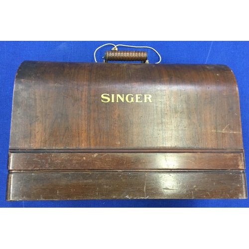 576 - A cased 1937 model 28K Singer Sewing Machine.
Appears  in good working order.