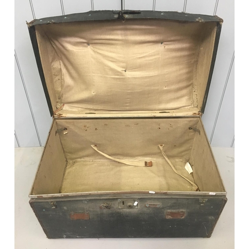 627 - A mixed lot of a vintage large trunk and vintage suitcase.
Dimensions(cm) (Trunk) H61 W82 D53
(Suitc... 