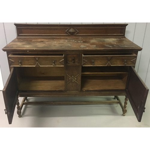 646 - An early 1900's oak Buffet Sideboard. A one-piece sideboard with barley twist supports.
Dimensions9c... 