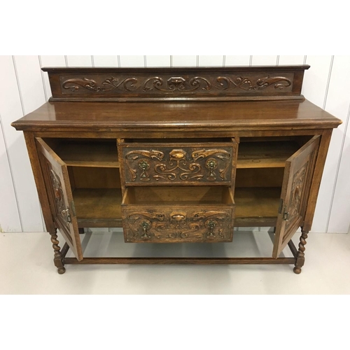 595 - A one piece, oak Buffet Sideboard from the early 1900s.
Barley-twist legs. Key present.
Dimensions(c... 