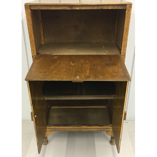 600 - A charming, walnut veneered tallboy.
Drop-down cupboard atop a two-door cupboard.
Dimensions(cm) 109... 