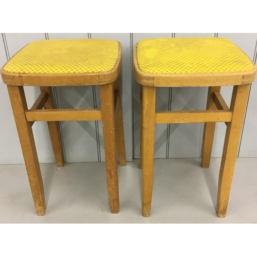 683 - A pair of retro kitchen stools, upholstered in yellow-check fabric.
Dimensions(cm) H54 W33 D33