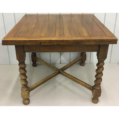 659 - An extendable oak dining table from the early 1900's.
Twin extensions, barley-twist legs.
Dimensions... 