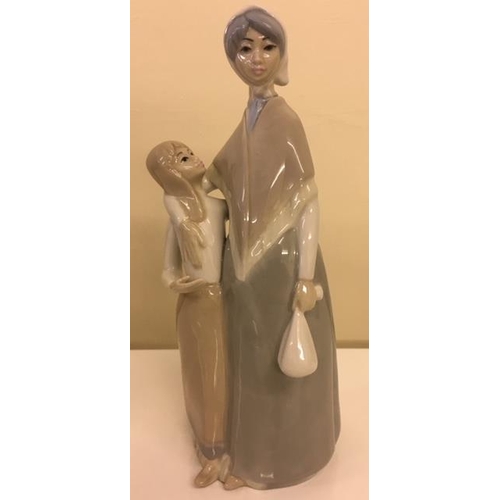 237 - A lovely Spanish porcelain figurine of a Mother & Child, from Casades.
Height 24cm