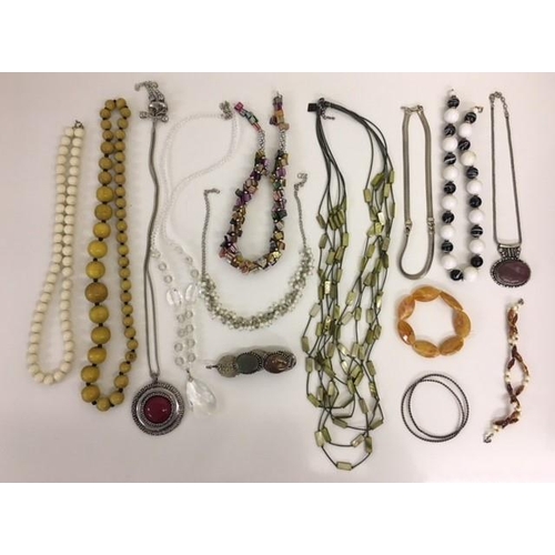 125 - A good selection of attractive costume jewellery. Eleven necklaces & three bracelets.