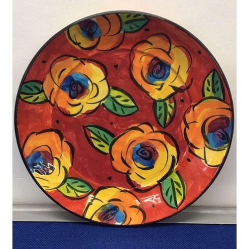 212 - A very pretty, hand-painted plate by Mary Rose Young.
Diameter 28cm