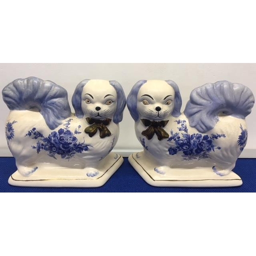 210 - A pair of Staffordshire decorative blue & white mantle Spaniels.
Dimensions(cm) H18 W21 D10