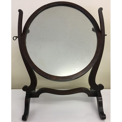 556 - A mahogany table-top swing mirror. Mirror shows small signs of silvering. Tilt mechanism works perfe... 