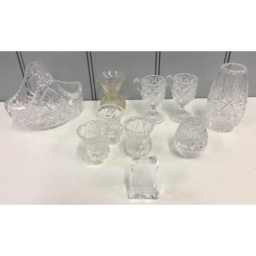 577 - A mixed lot of ten decorative glass items.