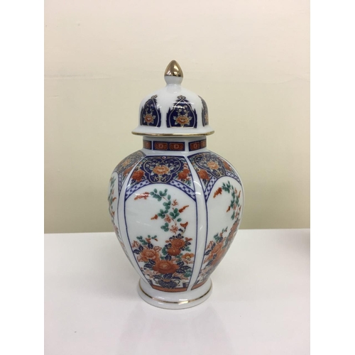 462 - Two Chinese lidded pots.
Height 18cm each.