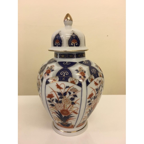 462 - Two Chinese lidded pots.
Height 18cm each.