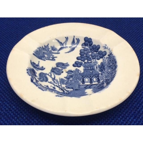 480 - A mixed lot of seven pieces of willow pattern ceramics. Includes Wedgwood, Doulton, Minton, Spode.