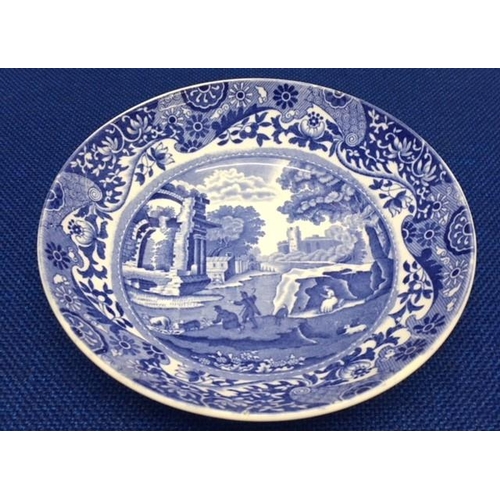 480 - A mixed lot of seven pieces of willow pattern ceramics. Includes Wedgwood, Doulton, Minton, Spode.