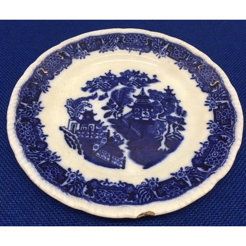 480 - A mixed lot of seven pieces of willow pattern ceramics. Includes Wedgwood, Doulton, Minton, Spode.