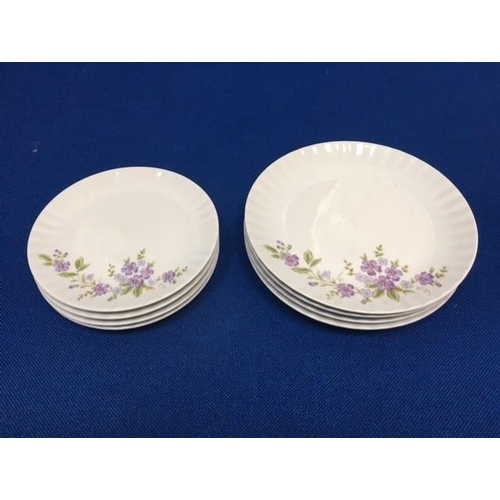 548 - A pretty set of four dinner plates and four matching side plates from the German maker 