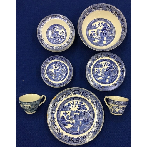 544 - A total of 20 plates and dishes bearing the 