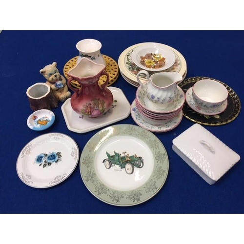 551 - A Mixed Lot of 26 pieces to include a 