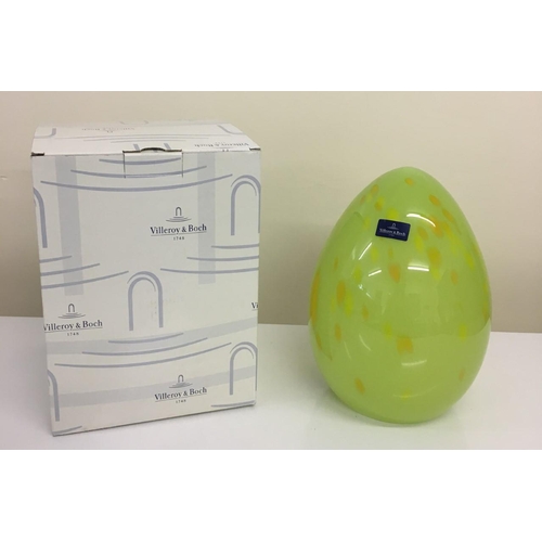 247 - A stunning, glass Easter Egg from Villeroy & Boch.
Green, speckled glass. Original box.
Height 25cm,... 