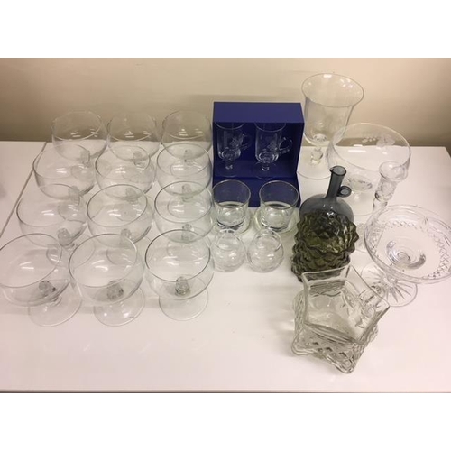 573 - A mixed lot of glassware and good quality crystal. Twenty-seven pieces in total, to include a set of... 