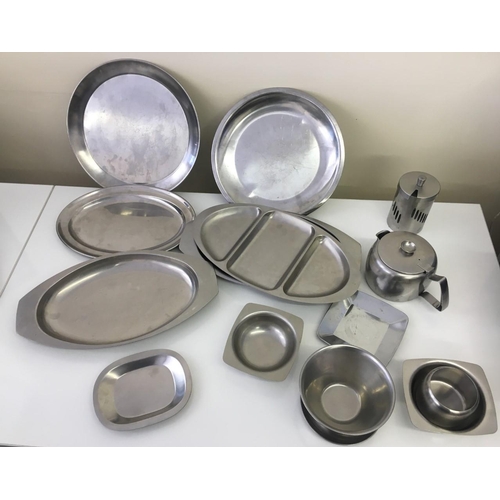 566 - A mixed lot of stainless steel kitchenware. Fourteen pieces in total. Includes snack trays, serving ... 