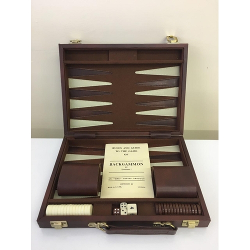 315 - Two vintage travel games - Scrabble & Backgammon.
Both appear complete.