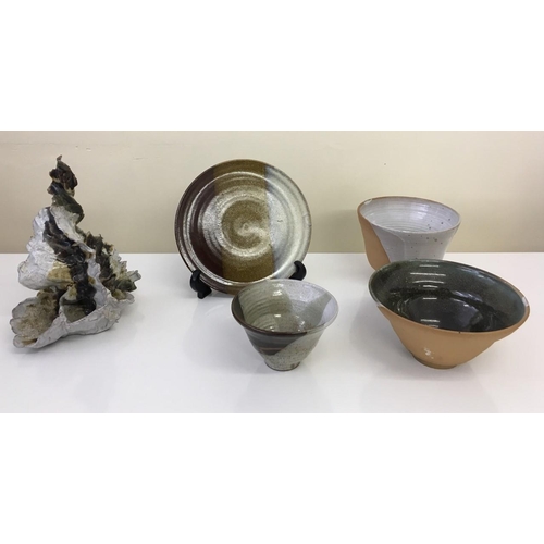 543 - A mixed lot of five ceramics