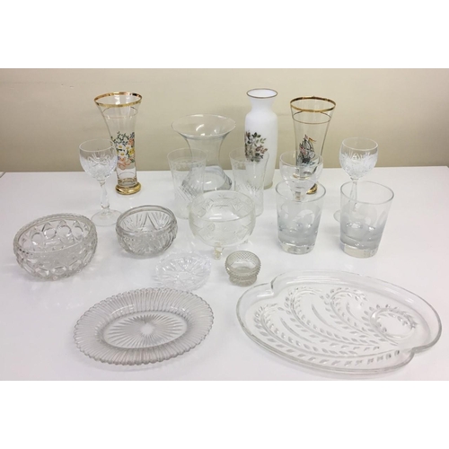 572 - A selection of vintage glassware (seventeen pieces). Includes a pair of Baileys glasses etc.