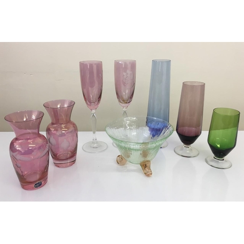 591 - A selection of eight items of vintage, coloured glassware