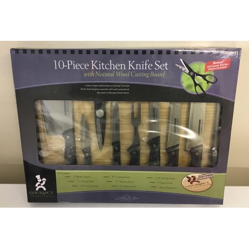 559 - A new/boxed Gourmet Traditions Knife Set. Ten knives. together with a wooden chopping board.