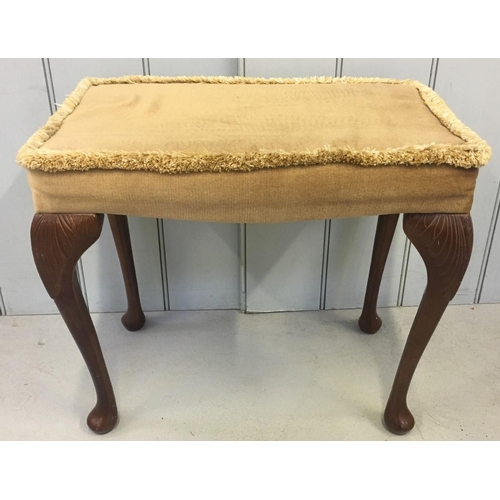117 - A vintage, upholstered Stool.
Dimensions(cm) H44 W51 D33